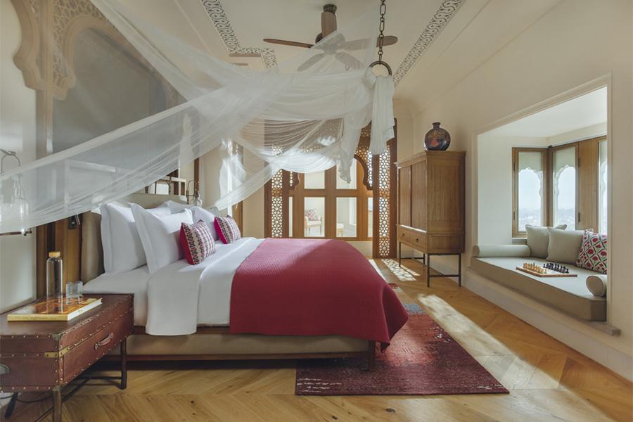 Helle Räume und private Terrassen sorgen für Top-Komfort im Suite-Hotel Fort Barwara. (Bild: Six Senses)