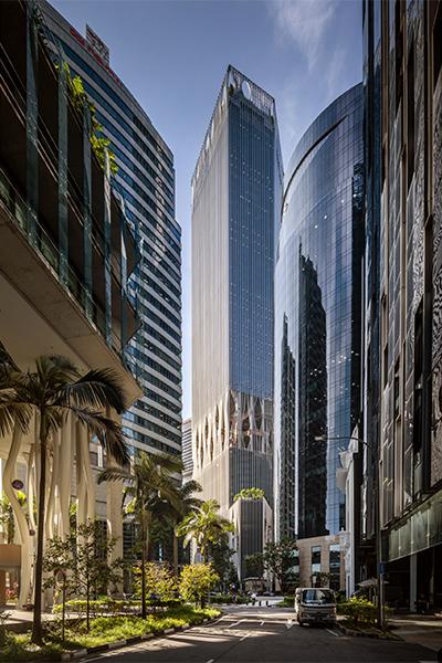 Der von Bjarke Ingels Group (BIG) und Carlo Ratti Associati (CRA) designte CapitaSpring Wolkenkratzer bietet Nutzern und Nachbarschaft ein attraktiv buntes Programm im dicht verbauten Stadtgebiet von Singapur. (Bild: Finbarr Fallon)
