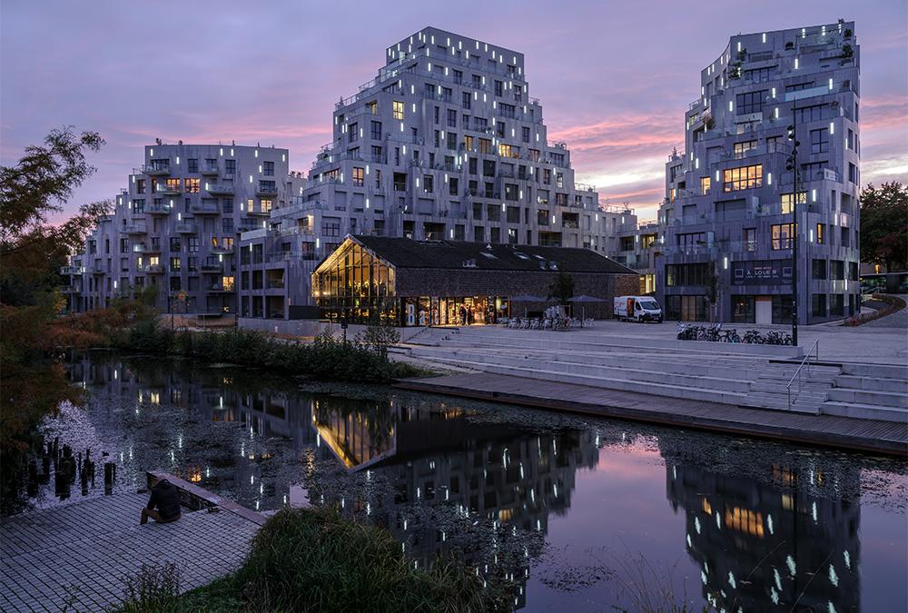 Die Fassade der neuen Wohnanlage  Ascension Paysagère erinnert an natürliche Bergformationen. (Bild: Ossip van Duivenbode)