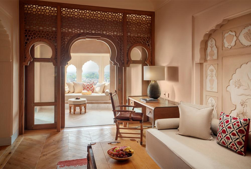 Der elegante Wohnraum einer „Fort Suite“ im Six Senses Resort Fort Barwara. (Bild: Six Senses)