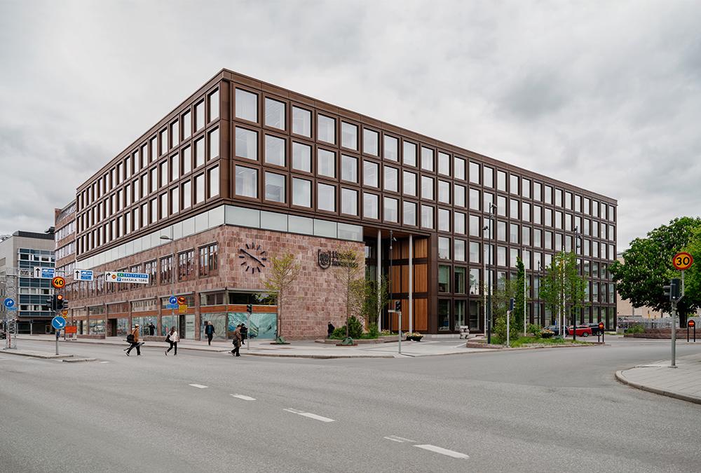 Endlich Platz für alle Funktionen: Uppsalas 57 Jahre nach Baustopp doch noch fertiggestelltes und erweitertes Rathaus. (Bild: Einar Aslaksen)