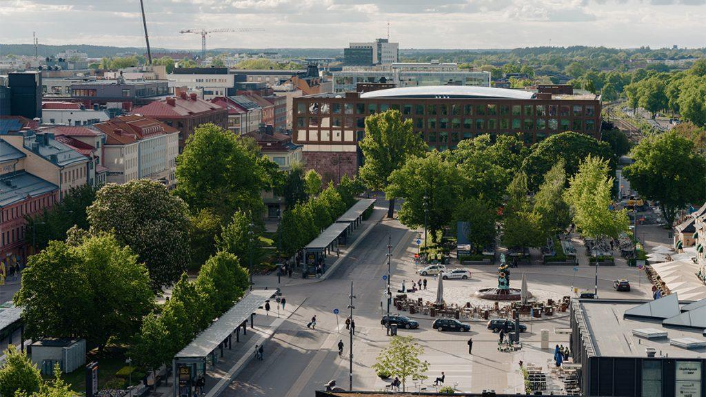 Uppsalas Rathaus: Der begrünte Vorplatz und das bunte, öffentliche Angebot im Inneren des Komplexes laden zum Besuch. (Bild: Einar Aslaksen)