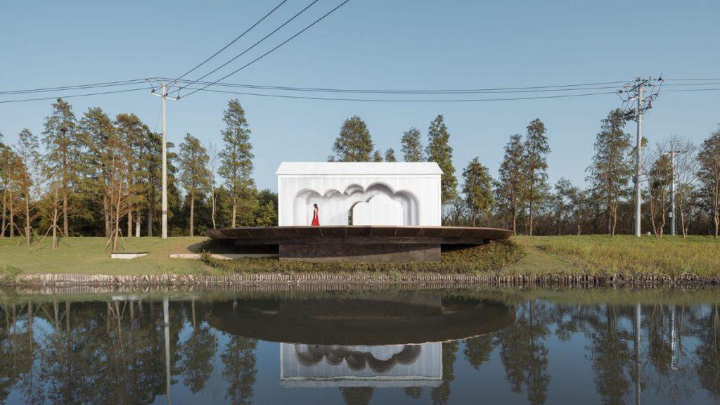 Shrine of Everyman: Das Gebäude wirkt zart, durchlässig und ätherisch