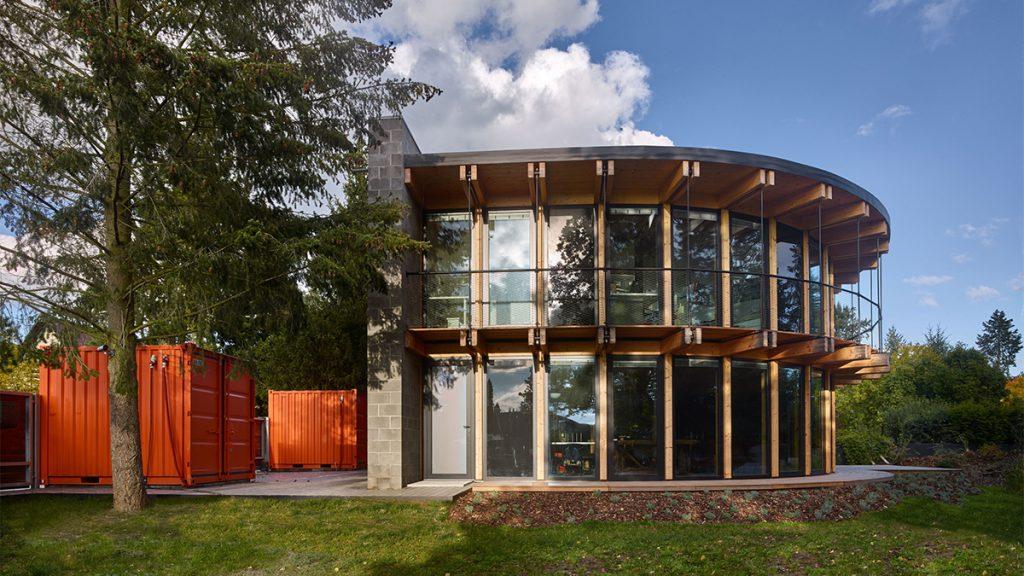 Das „Sonnenfächer-Passivhaus“. (Bild: Filip Šlapal)