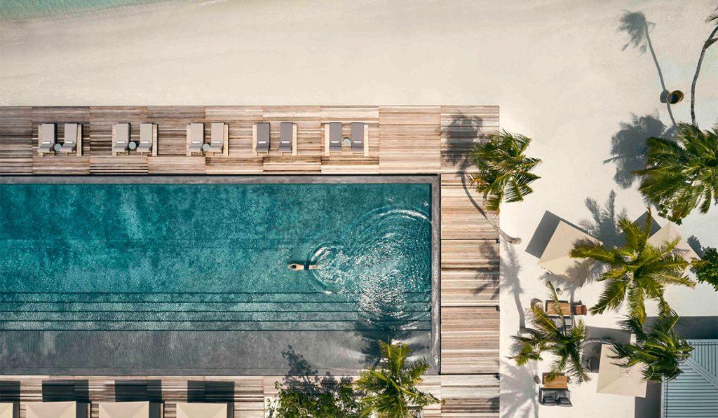 Der Haupt-Pool der von Marcio Kogan designten Anlage liegt direkt am Strand. (Bild: Patina Maldives)