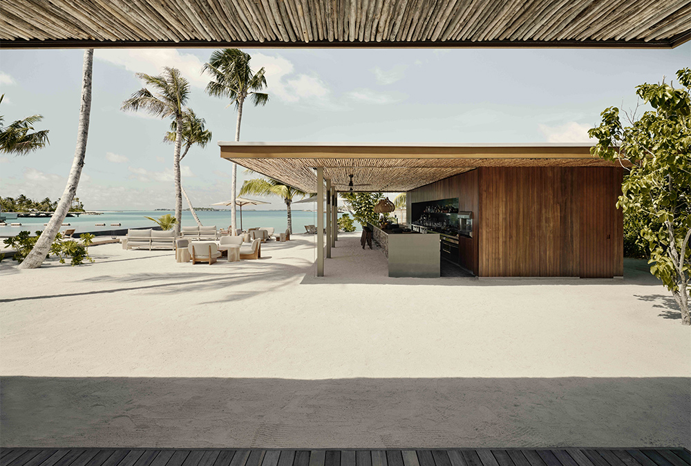 Ob Strand-Bar, Sportscenter oder Pool-Villa: Alle von Architekt Marcio Kogan designten Bauten sind niedrig gehalten und behutsam in die prächtige Natur der Inselwelt eingebettet. (Bild: Patina Maldives)