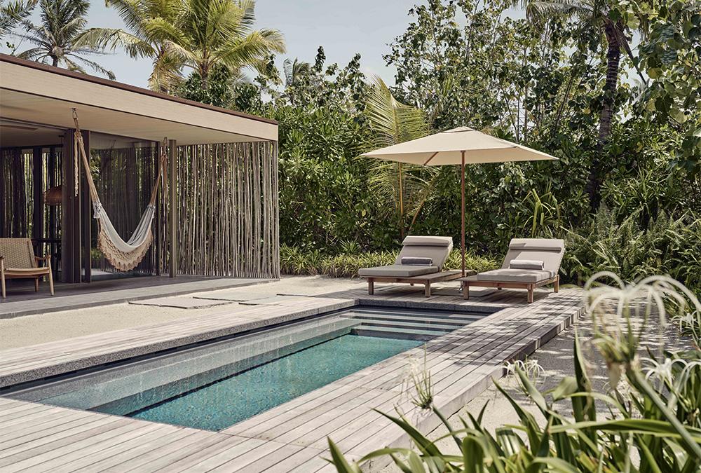 Ob Strand-Bar, Sportscenter oder Pool-Villa: Alle von Architekt Marcio Kogan designten Bauten sind niedrig gehalten und behutsam in die prächtige Natur der Inselwelt eingebettet. (Bild: Patina Maldives)