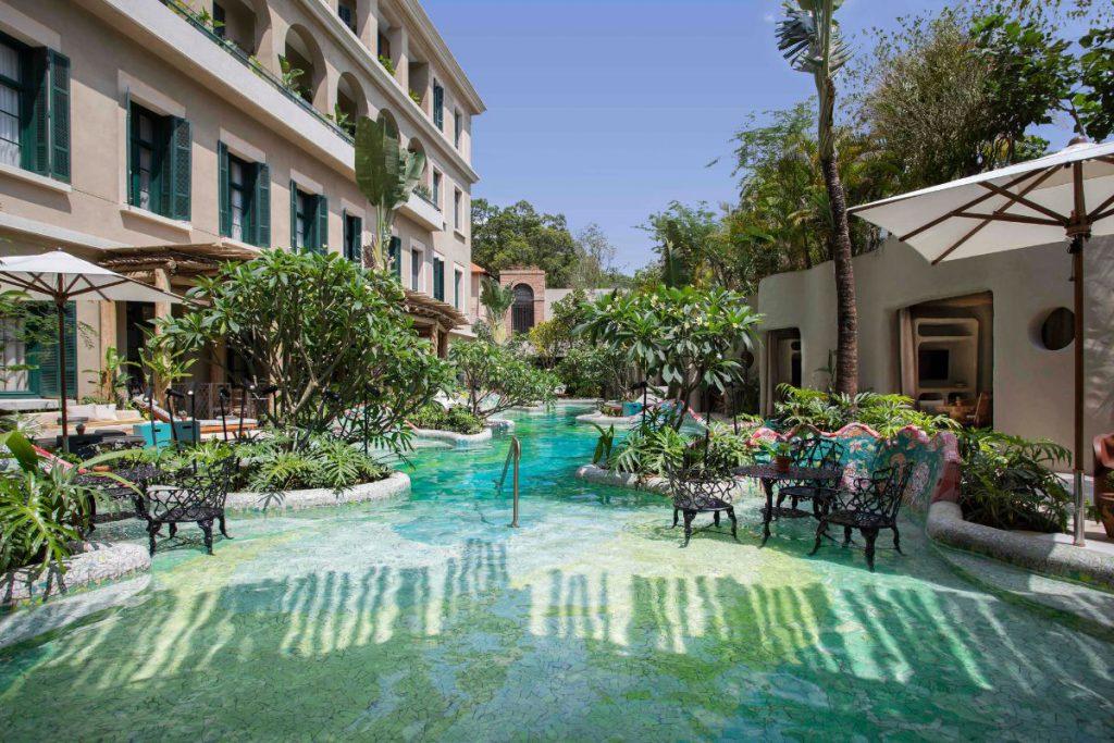 The Emerald Garden Pool & Bar ein Restaurant inmitten einer wunderschönen tropischen Landschaft.