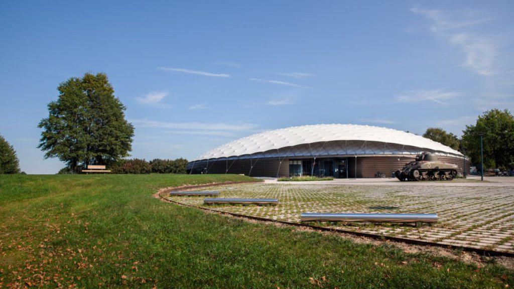 Das Freiheitsmuseum ist ein markanter Blickfang in der grünen, hügeligen Landschaft.