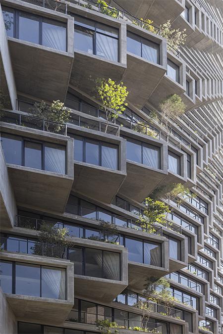 Ein Hochhaus als Baumschule: Die Fassade des IQONIC Turms wird rundum mit Pflanzengefäßen bestückt. (Bild: Pablo Casals Aguirre)  