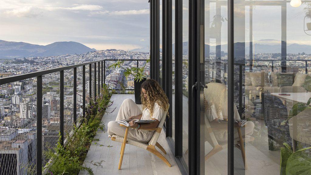 Der neue Mixed-Use-Turm IQON in Quito bietet Wohnungen mit Terrassen und Fernblick. (Bild: Pablo Casals Aguirre)