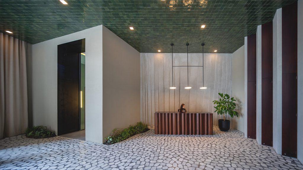 Der luftig-elegante Empfangsbereich des neuen Hochhauses IQON. (Bild: Pablo Casals Aguirre)