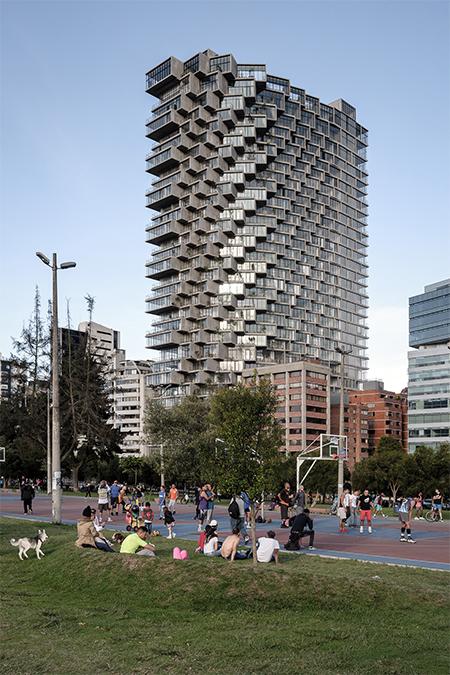 Verbindung zwischen Park und Geschäftsviertel: Das von BIG designte, neue Hochhaus in Ecuadors Hauptstadt Quito. (Bild: BICUBIK)