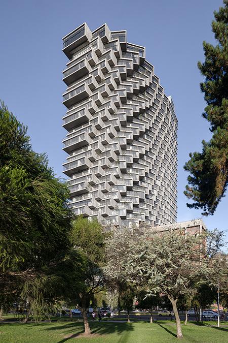 Ein Hochhaus als Baumschule: Die Fassade des IQONIC Turms wird rundum mit Pflanzengefäßen bestückt. (Bild: BICUBIK)  
