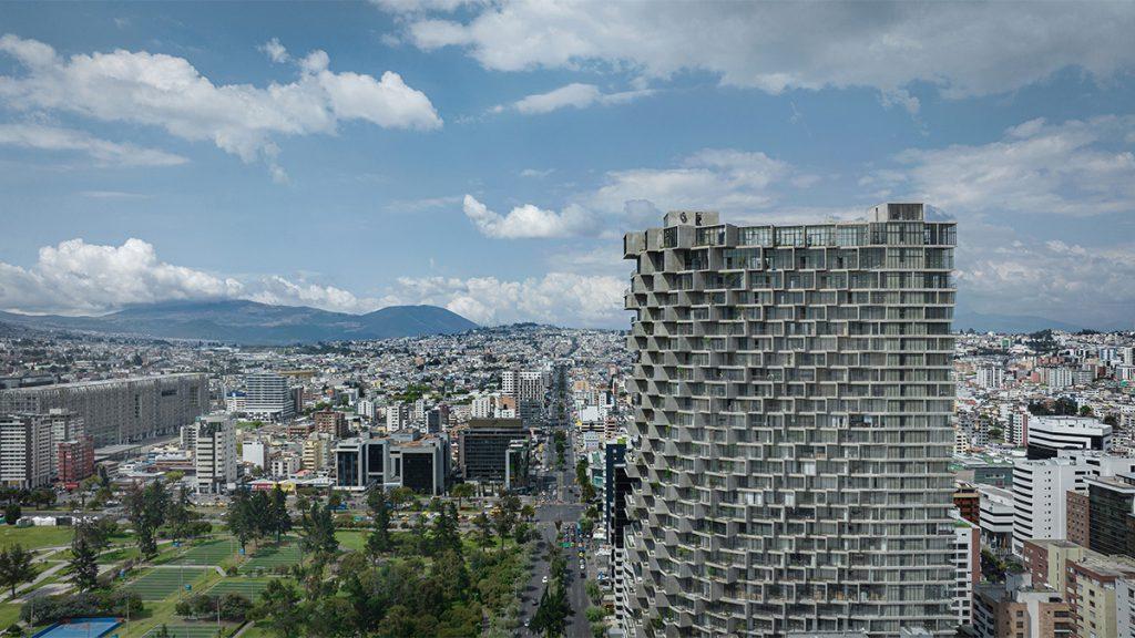 Der von BIG designte Mixed-Use-Turm IQON ist das höchste Gebäude in Ecuadors Hauptstadt Quito. (Bild: Pablo Casals Aguirre)