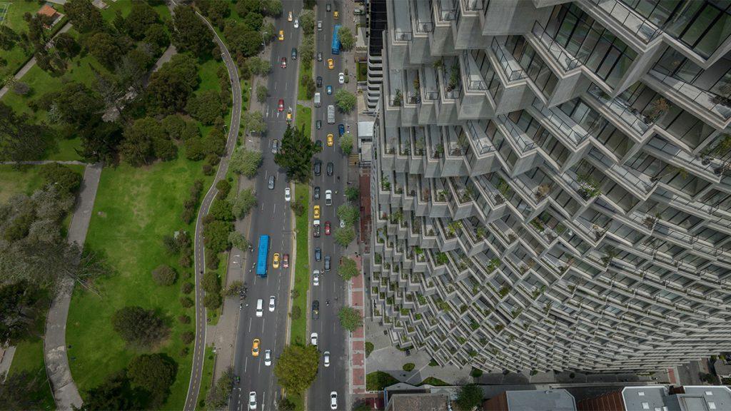 Der von BIG designte Mixed-Use-Turm IQON ist das höchste Gebäude in Ecuadors Hauptstadt Quito. (Bild: Pablo Casals Aguirre)