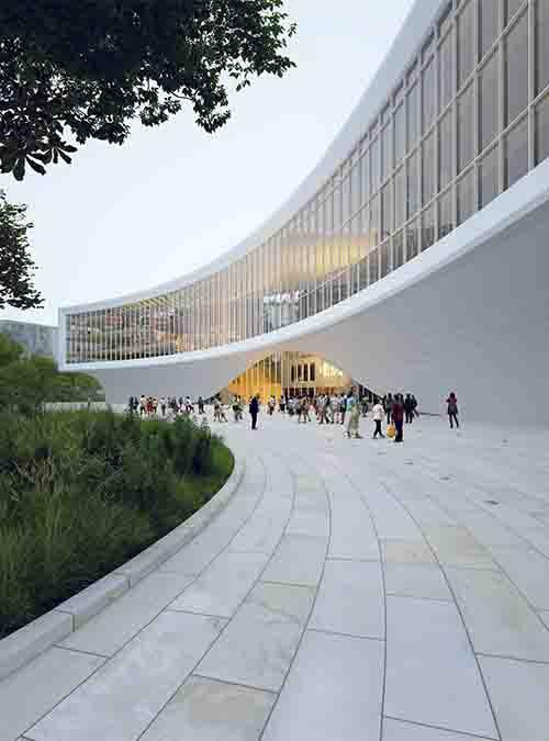 Offen, hell und einladend: Die neue Zentralbibliothek soll auch zum beliebten Treffpunkt der Großstadt Wuhan werden. (Bild: Sora)