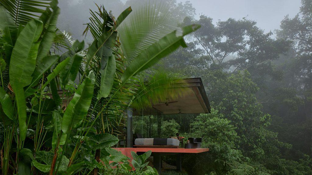 Im Grün versteckt, aber nach vorne offen: Villa „Nefrit“ unterscheidet sich von ihrer Schwester „Jaspis“ (siehe Beitragsbild) nur, was die Farbgebung betrifft. (Bild: BoysPlayNice)