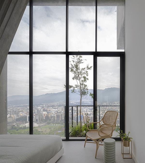 Lebensqualität hoch über der Hauptstadt von Ecuador: Das neue Hochhaus IQON hat seinen Nutzern viel zu bieten. (Bild: Pablo Casals Aguirre)