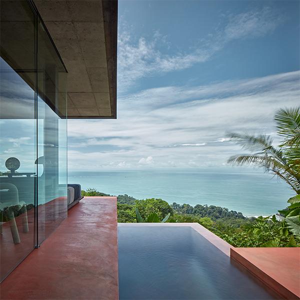 Eintauchen zwischen Dschungel und Ozean: Die Lehm-Villen verfügen über große Terrassen mit Tauchbecken und grandioser Aussicht. (Bild: BoysPlayNice)