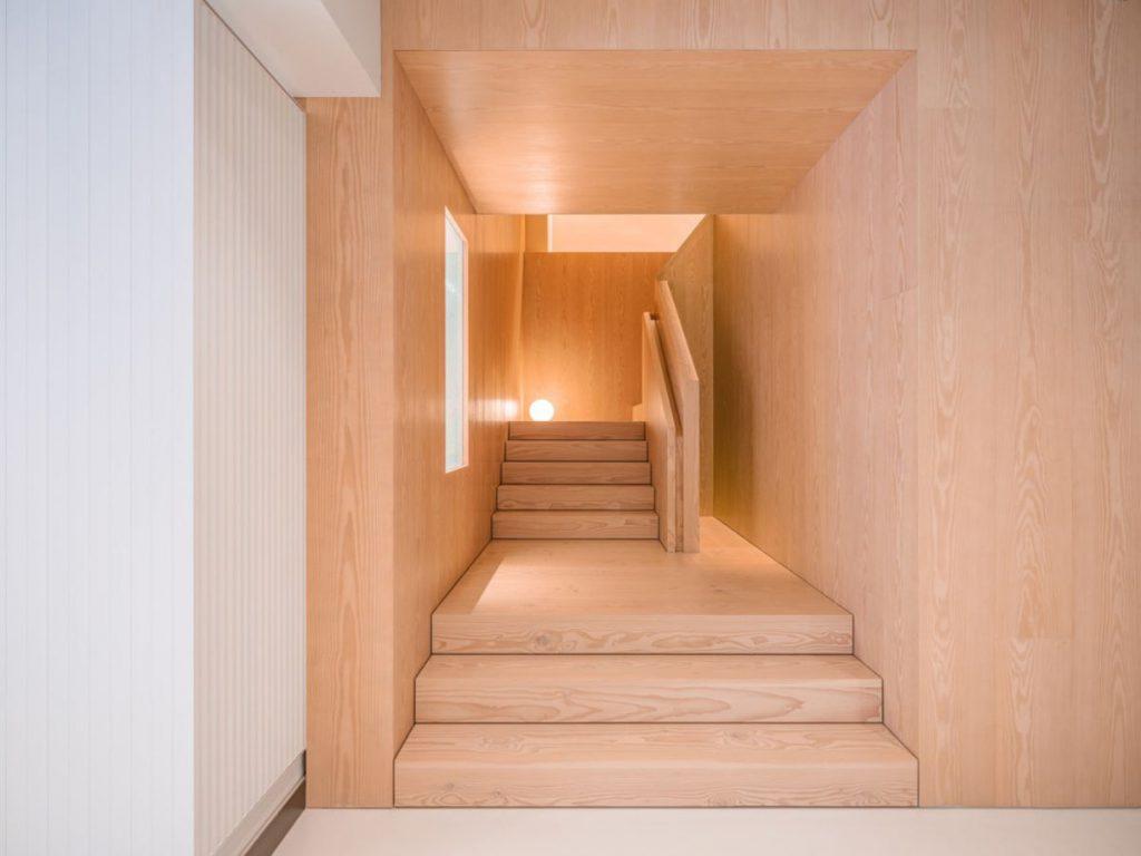 Die Treppe aus hellem Holz ist selbst ein Blickfang