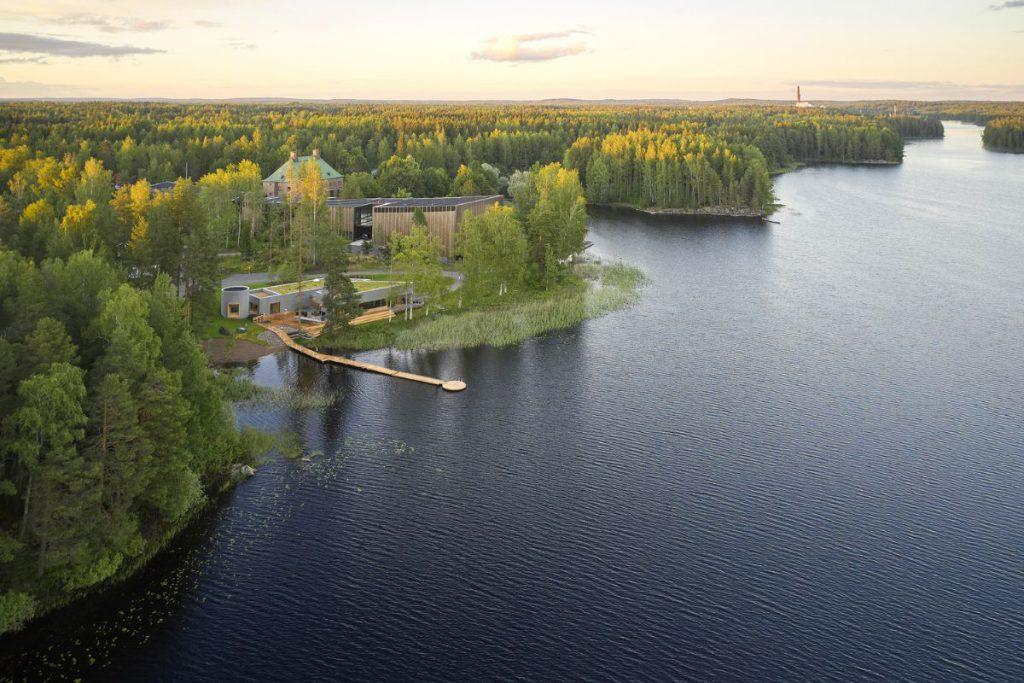 Traumhafte Wald- und Seenlandschaft nahe bei der Art-Town Mänttä-Vilppula