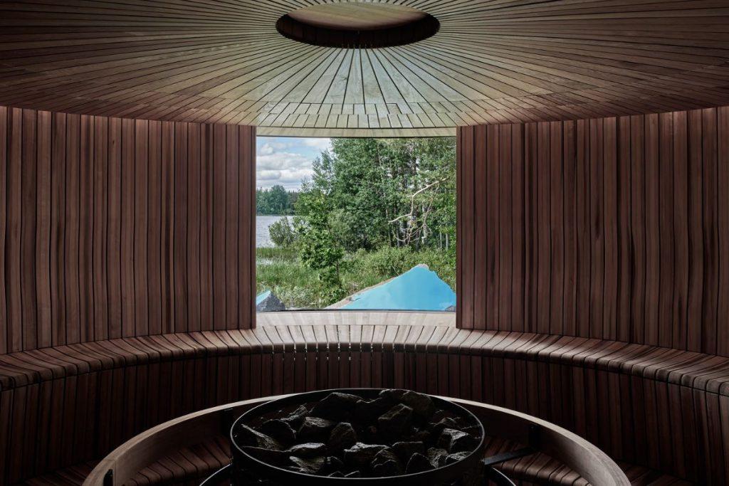 Art-Sauna: Sein sanftes Ambiente erhält er durch die braun schimmernde Oberfläche der wärmebehandelten Espenpritschen, die bis an die Decke reichen
