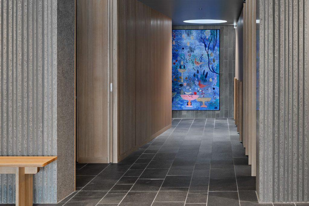 Art-Sauna: Der Innenraum ist geprägt von einem Dialog zwischen Kunst, Landschaft und Architektur. Granit- und Holzflächen wechseln sich rhythmisch ab