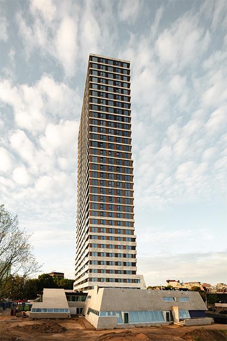 Der neu zugebaute Wohnturm „Bunker Tower“ scheint geradezu aus dem ursprünglichen Gebäude herauszuwachsen. (Bild: Sebastian van Damme)