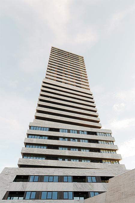 Von jeder Seite anders: Der „Bunker Tower“, der die Designsprache des 1969 konzipierten Maaskant Bunkers neu interpretiert. (Bild: Sebastian van Damme)