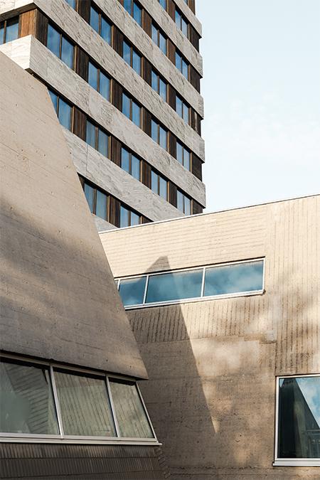 Der neu zugebaute Wohnturm „Bunker Tower“ scheint geradezu aus dem ursprünglichen Gebäude herauszuwachsen. (Bild: Sebastian van Damme)