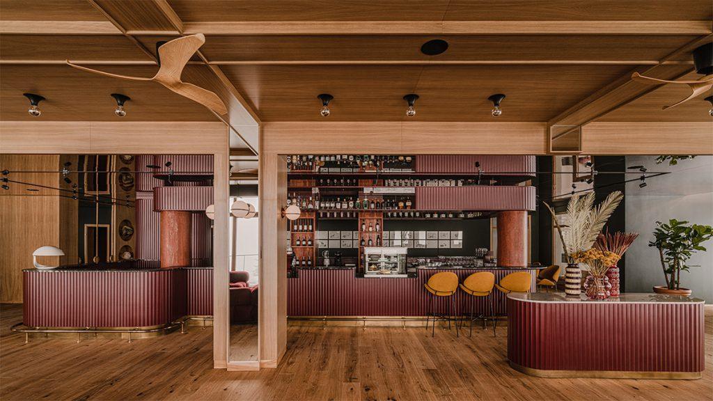 Ein schöner Ort zum Plaudern und Entspannen: Die Bar des neuen „The Comodo“. (Bild: PION Studio)