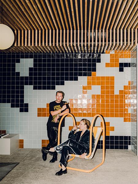 Freude am Werk: Das Architekten-Duo Barbara Elwardt und Piotr Wisniewski hat das alte Kurhaus zum Design- und Wellness-Hotspot „The Comodo“ gemacht. (Bild: PION Studio)
