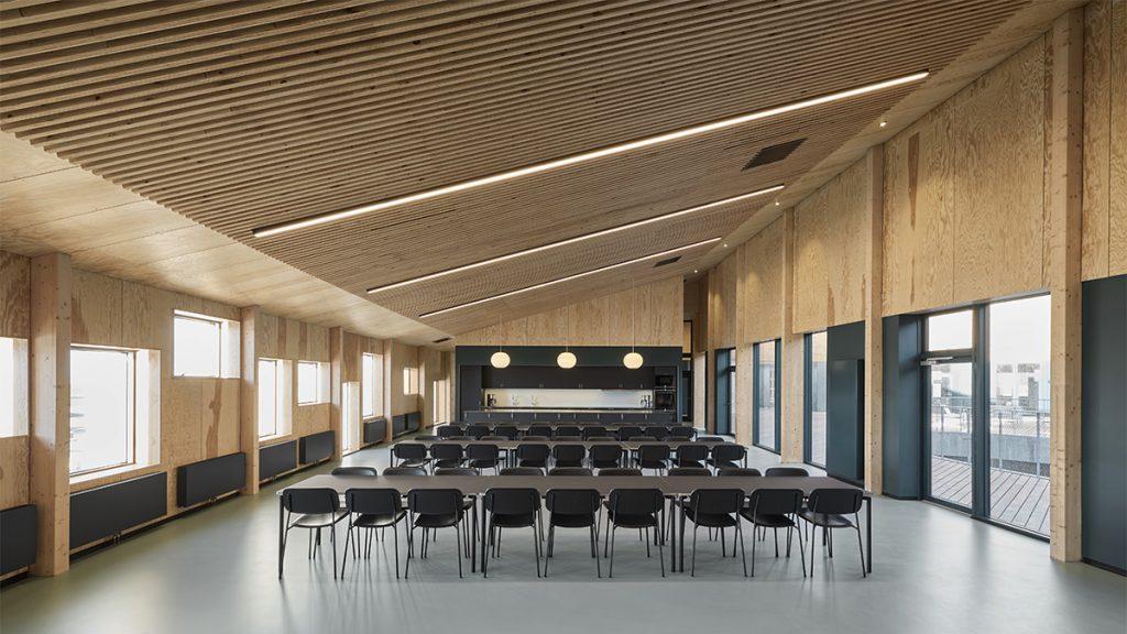 Das von WERK Arkitekter und Snøhetta designte Maritim-Zentrum in Dänemark: Holz, das Sturm und Wellen trotzt. (Bild: wichmann+bendtsen photography)