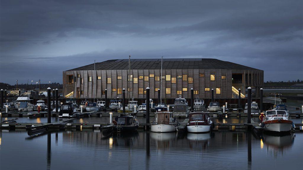 Wie eine lockende „Laterne“ an Dänemarks Westküste: Das neue Maritime Center der Hafenstadt Esbjerg. (Bild: wichmann+bendtsen photography)