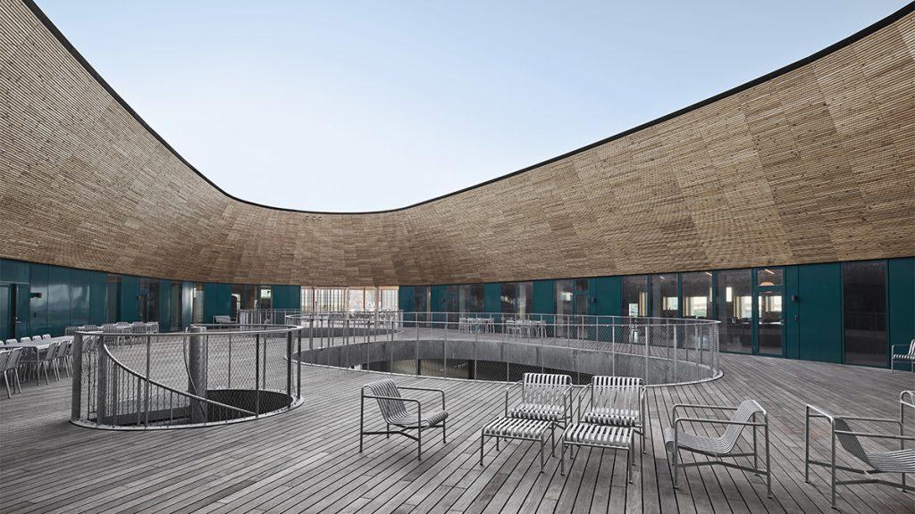 Die Terrasse des neuen Maritime Center der dänischen Hafenstadt Esbjerg. (Bild: wichmann+bendtsen photography)