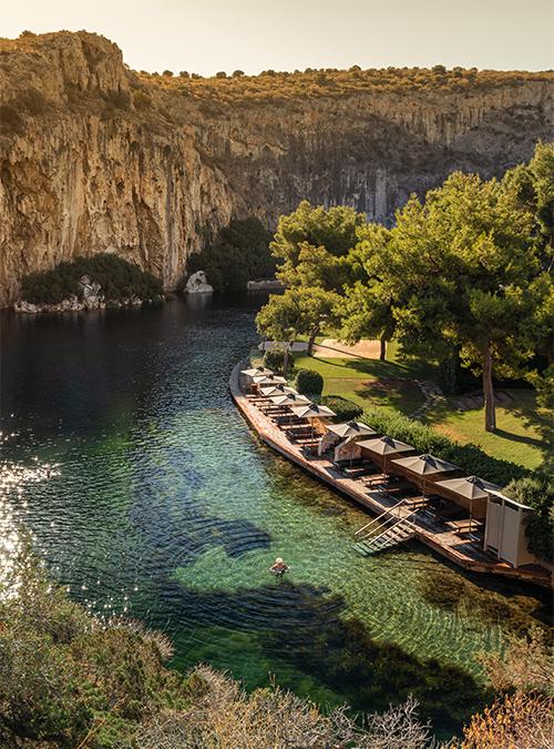 Gäste des Aesthesis Resorts haben die Qual der Wahl: Baden im Naturwunder Vouliagmeni-See oder im Luxus des von MUZA Lab designten Interieurs. (Bild: One&Only Resorts)