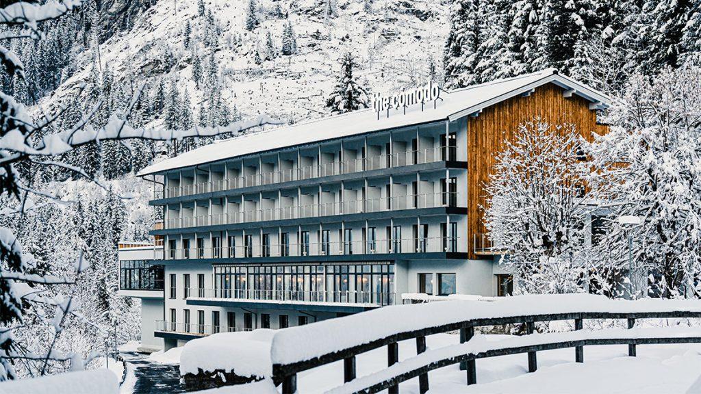 „The Comodo“ in Bad Gastein: Neue Farbe, kaum veränderte Substanz, aber im Inneren zum coolen Wellness-Hotel umgestaltet. (Bild: PION Studio)