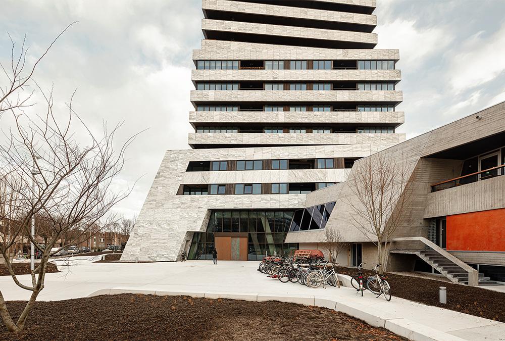 Vom alten Bunker zum Turm: Das Entree zum neuen Hochhaus. (Bild: Sebastian van Damme)