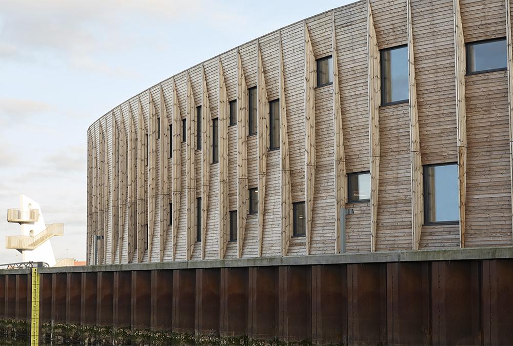 Maritime Center Esbjerg: Thermobehandeltes Kiefernholz verleiht Fassade und Dachkonstruktion robuste Eleganz. (Bild: wichmann+bendtsen photography)