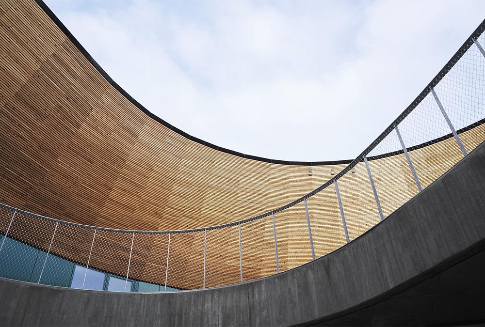 Edles Design: WERK Arkitekter und Snøhetta ließen sich beim Entwurf fürs Maritime Center Esbjerg vom traditionellen Bootsbau inspirieren. (Bild: wichmann+bendtsen photography)