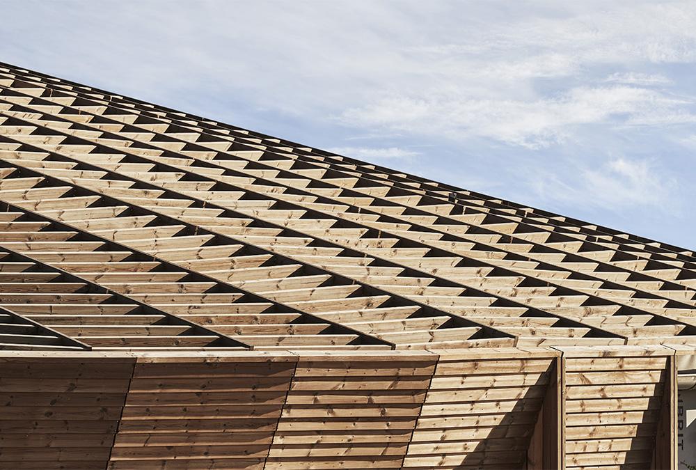 Maritime Center Esbjerg: Thermobehandeltes Kiefernholz verleiht Fassade und Dachkonstruktion robuste Eleganz. (Bild: wichmann+bendtsen photography)