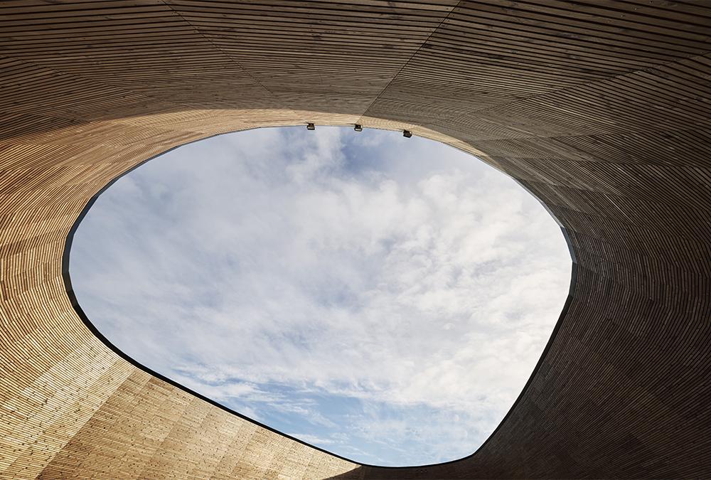 Edles Design: WERK Arkitekter und Snøhetta ließen sich beim Entwurf vom traditionellen Bootsbau inspirieren. (Bild: wichmann+bendtsen photography)