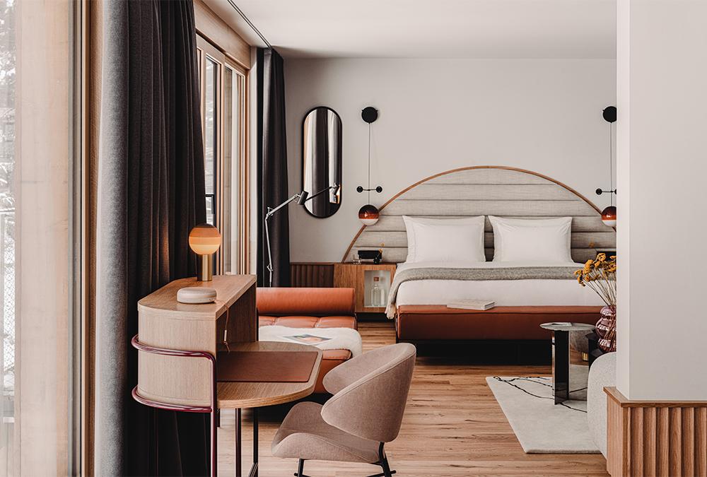 Alpine Wellness, Midcentury-Style: Schlafzimmer einer Mountain-Suite des neuen „The Comodo“ Hotels. (Bild: PION Studio)