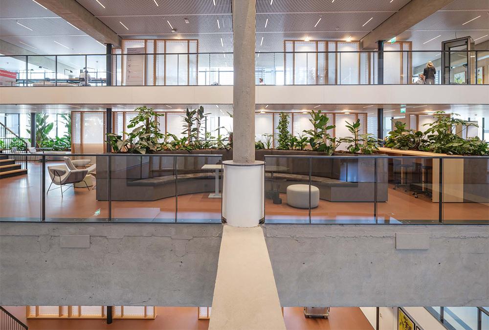 Das von KCAP und Kraaijvanger Architects sanierte und zum modernen Bürogebäude umgebaute Stationspostgebouw. (Bild: Ossip van Duivenbode) 