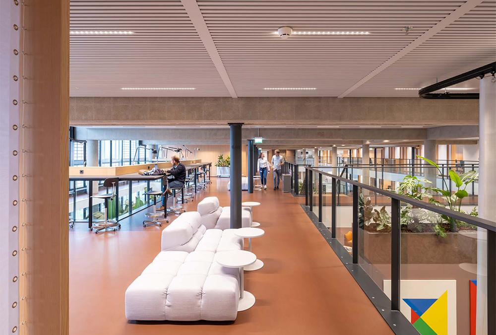 Den Haags denkmalgeschütztes Postverteilerzentrum bietet jetzt viel Platz für konzentrierte Arbeit und informelle Kommunikation. (Bild: Ossip van Duivenbode)