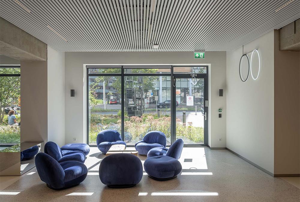 Büro mit Wohlfühlcharakter: KCAP und Kraaijvanger Architects haben das Baudenkmal Stationspostgebouw in eine smarte, zukunftsfitte Arbeitswelt verwandelt. (Bild: Ossip van Duivenbode)