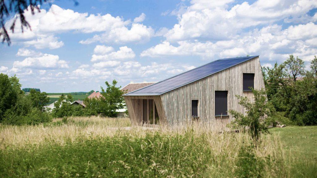 Strohfloh: Wochenendhaus in Murstetten aus lokalen Materialien