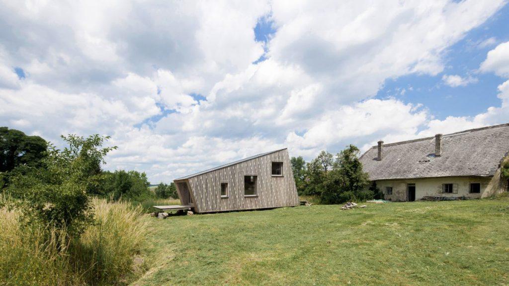 Zwischen Mauerresten und Wildwuchs befindet sich das außergewöhnliche Einraumhaus Strohfloh