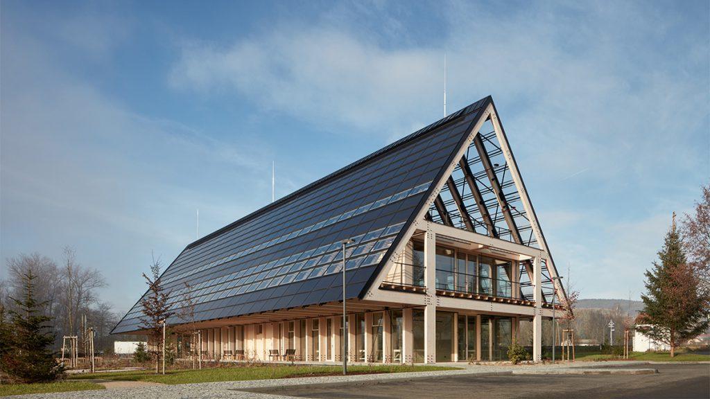 Schön, funktionell und klimafreundlich: Das neue Hauptquartier des Holzverarbeitungsunternehmens Kloboucká lesní. (Bild: BoysPlayNice)